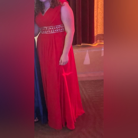 Very beautiful red prom dress - Picture 3 of 3